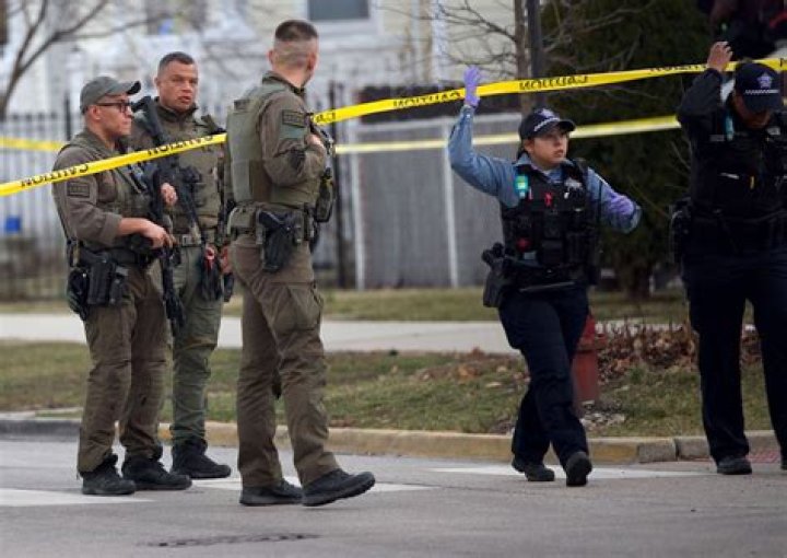 
Chicago police officer shot and killed while responding to domestic call: officials 
