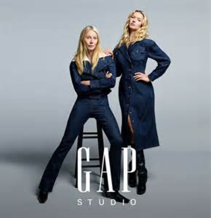
Gwyneth Paltrow and Daughter Apple Pose on a Boat in Black and White Bikinis to Kiss 2022 Goodbye 