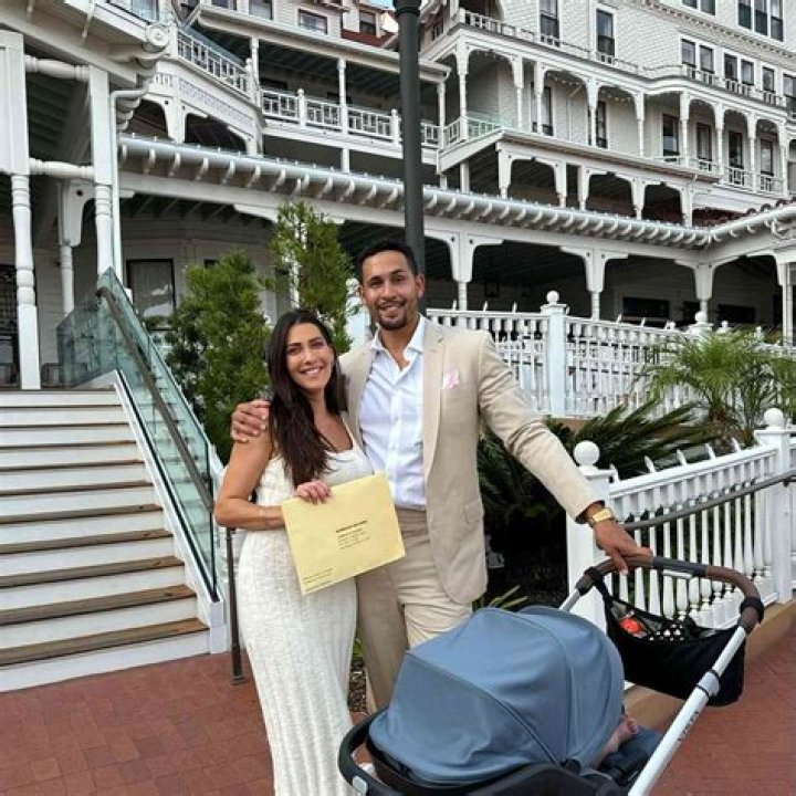 
Is Becca Hamilton Married? Husband Or Boyfriend – Matt Hamilton Sister 