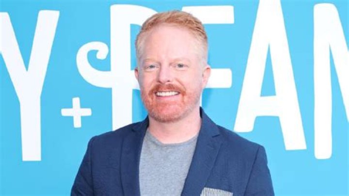 
Jesse Tyler Ferguson Reveals He Was A Stand-in Officiant For Sarah Hyland’s Wedding 