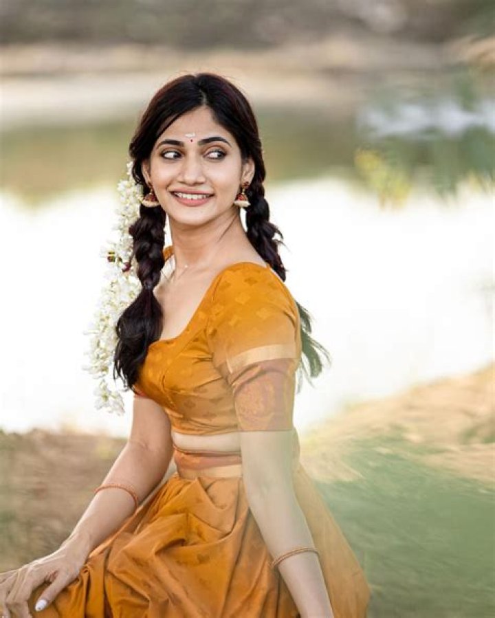 
Losliya Mariyanesan Height, Weight, Net Worth, Age, Birthday, Wikipedia, Who, Nationality, Biography 