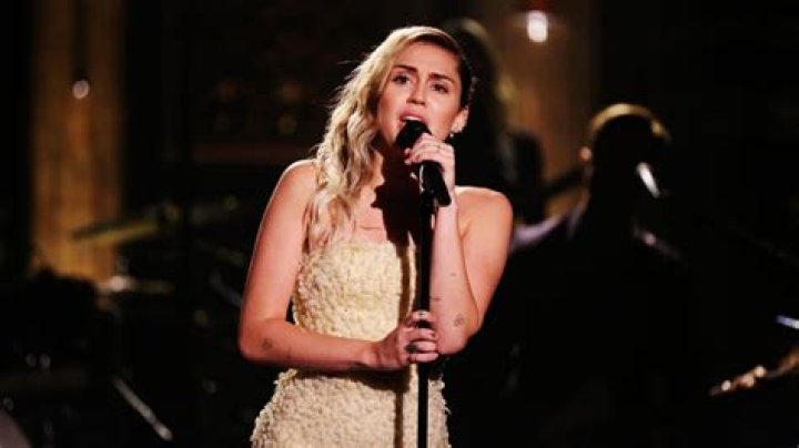 
“Made 2023 the best year”: Miley Cyrus fans erupt over new song ‘Flowers’ announcement 