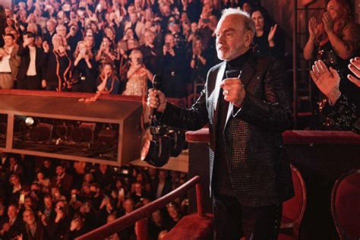 
Neil Diamond Surprises Broadway Audience with Rare Performance of ‘Sweet Caroline’ — Watch! 