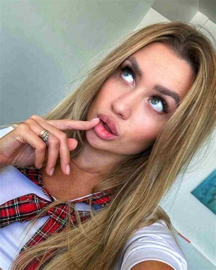 
Rudabeh Shahbazi Height, Weight, Net Worth, Age, Wiki, Who, Instagram, Biography 